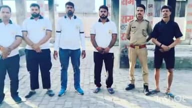 सादाबाद: बहदोई रोड पर मिले अज्ञात बुजुर्ग के शव की शिनाख्त न होने पर समाजसेवियों ने रीति-रिवाज से किया अंतिम संस्कार