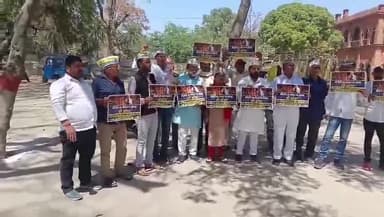 प्रयागराज: सिविल लाइंस धरना स्थल पर आम आदमी पार्टी के कार्यकर्ताओं ने सरकार की शराब नीति के खिलाफ किया प्रदेशव्यापी विरोध-प्रदर्शन