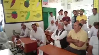 अमरोहा: गांव पलौला में मनरेगा में हुए भ्रष्टाचार के मामले में गांव वालों के बयान दर्ज करने पहुंचे मनरेगा विभाग के अधिकारी