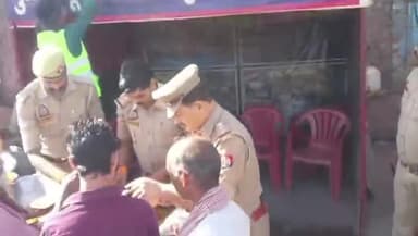 कर्वी: चित्रकूट पुलिस ने चैत्र मास अमावस्या मेले में आए श्रद्धालुओं को रामघाट के पास प्रसाद वितरण किया