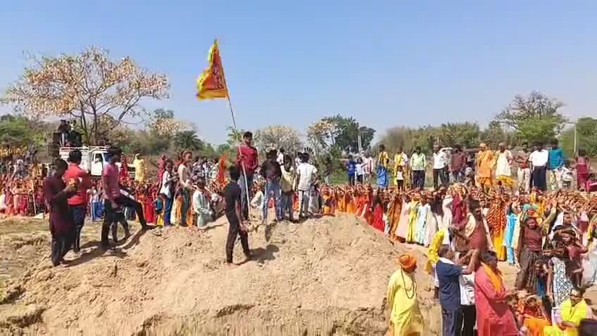 झाझा के कानन पंचायत के कानन ग्राम में श्री श्री 1008 काली मंदिर में  कलश शोभा यात्रा निकला गया। #झाझा @