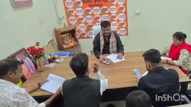 बलरामपुर: भाजपा कार्यालय पर प्रधान मंत्री के मन की बात कार्यक्रम को लेकर जिलाध्यक्ष ने कार्यकर्ताओं के साथ की बैठक