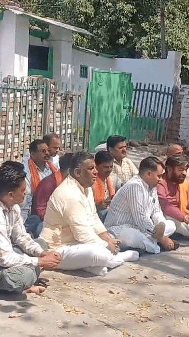 मेरठ: मेरठ के रेलवे स्टेशन पर बनी मस्जिद के विवाद में यति नरसिंहआनद गिरी की एंट्री, पुलिस को दी खुली चुनौती