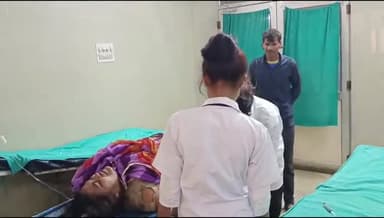 बांसवाड़ा: समाईपुरा गांव में महिला किसी काम से गई थी, दो सांड़ लड़ते हुए महिला को पेट पर सिंघ मार दिया, लगी चोट, एमजीएच में उपचार