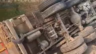 नरपतगंज: राजगंज के समीप एनएच पर अनियंत्रित ट्रक पलटी, चालक और खलासी हुए घायल