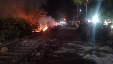 दनियावां: दनियामा में रेलवे ट्रैक के किनारे कचरे में लगी आग, मगध एक्सप्रेस ट्रेन देर तक रुकी