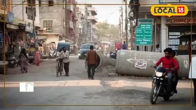 एक साल से पड़े है घर और दुकानों के सामने सीवर लाइन के बड़े बड़े पाइप, जरा हालात के मारिये नजर..