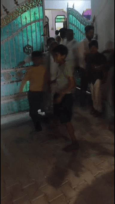 मेरठ: लोहियानगर क्षेत्र के गांव फफूंडा में पुरानी रंजिश को लेकर दो पक्षों में हुई मारपीट, वीडियो हुआ वायरल