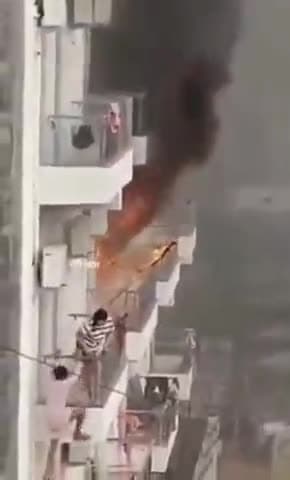 ग्रेटर नोएडा के अन्नपूर्णा गर्ल्स हॉस्टल में लगी आग, बिल्डिंग से कूंदी छात्राएं।
#INDIA NEWS 24 REWA R
#sst