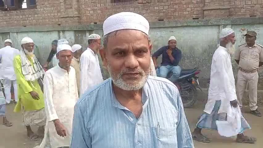 टेढ़ागाछ में पढ़ी गई अलविदा जुम्मे की नमाज । हिन्दू भाइयों ने नमाजियों के लिए वजू के पानी की व्यवस्था की।