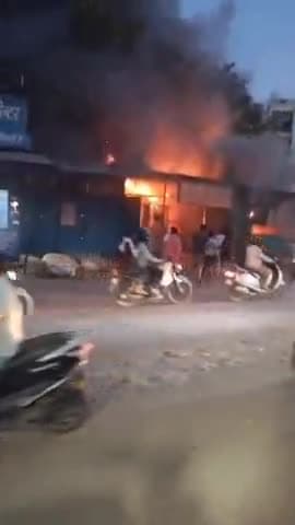 कानपुर: मिलिट्री कैंप चौकी के पास दुकानों में लगी आग, फायर ब्रिगेड ने आग पर पाया काबू