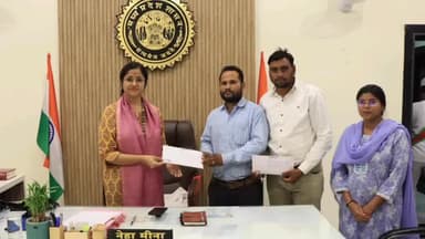 झाबुआ: कलेक्टर ने दो लोगों को सौंपा अनुकंपा नियुक्ति पत्र, पिता की असमय मृत्यु के बाद दोनों को अनुकंपा के आधार पर मिली नौकरी