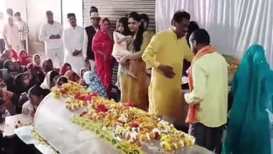 पूर्व राज्यमंत्री ने अपने पिता को दी श्रद्धांजलि, देहदान हेतु अमरपाटन से रीवा मेडिकल कॉलेज के लिए रवाना हुआ शव
