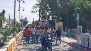 पूरनपुर: अंतर्राष्ट्रीय हिंदू परिषद और राष्ट्रीय बजरंग दल ने सपा सांसद की शव यात्रा निकालकर तहसील गेट पर किया प्रदर्शन और जलाया