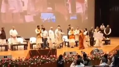 नीतीश कुमार बिहार के मुख्यमंत्री ने पहले पड़ा महिला का हाथ फिर रखा कंधे पर हाथ@youthrjd.begusarai @youthrjd.munger @yout