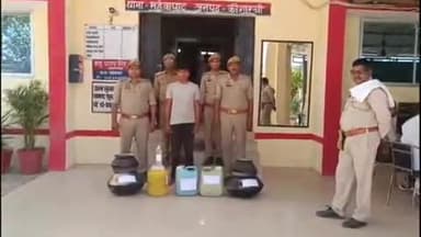 मंझनपुर: छापेमारी कर पुलिस ने सरसवा से एक युवक को 45 लीटर अवैध शराब और शराब बनाने के उपकरण के साथ किया गिरफ्तार