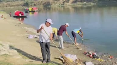 सुल्तानपुर: गोमती मित्रों ने की साफ-सफाई, नव वर्ष की सभी को दी बधाई