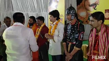 मुरैना नगर: नव वर्ष पर टाउन हॉल में कृषि मंत्री श्री कंसाना ने कलाकारों को 10-10,000 रुपए की स्वेच्छा निधि देने की घोषणा की