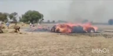 सादाबाद: गढ़ी आशा में अज्ञात कारणों से खेत में रखी गेहूं की फसल में लगी भीषण आग, फायर बिग्रेड की टीम ने बमुश्किल पाया काबू
