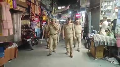 रामपुर: पुलिस अधीक्षक विद्यासागर मिश्र ने ईद के त्यौहार पर जमा मस्जिद इलाके में फ्लैग मार्च कर शांति की अपील की