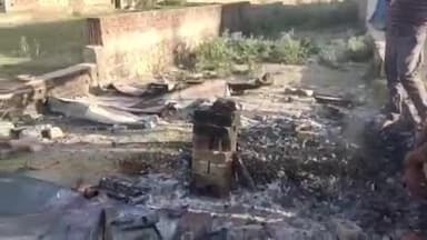 चंदौली: काजीपुर में मनचलों ने चाय-पान की गुमटी को फूंक डाला, हजारों रुपए का सामान जलकर हुआ राख, परिवार पर छाया आर्थिक संकट