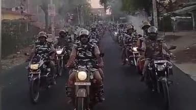 चंदौली: आगामी त्योहारों की सुरक्षा के दृष्टिगत जिले के सभी थानों की पुलिस ने बाइक से निकाला फ्लैग मार्च