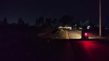 अमरोहा: रजबपुर के गांव हाकमपुर में बाइक सवारों को दिखाई दिया तेंदुआ, डंडे लेकर दौड़े ग्रामीण