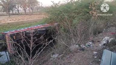 पिछोर: पिछोर-सिरसौद मार्ग पर ढला में लौहे की शटरिंग से भरा ट्रक पलटा, बड़ा हादसा टला