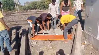 बीना: झांसी फाटक के पास रेलवे ट्रैक पर घायल अवस्था में मिला एक अज्ञात यात्री, मौक़े पर पहुंची डायल-100 की टीम