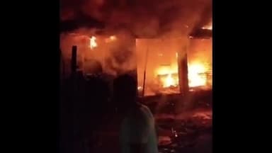 महनार: जावज गांव में घर में लगी भीषण आग, सामान जलकर राख