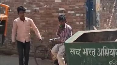 बरेली: थाना इज्जत नगर क्षेत्र के फरीदापुर चौधरी में नगर निगम की कूड़ा गाड़ी पर काम करते नाबालिग को देखा गया, वीडियो हुआ वायरल