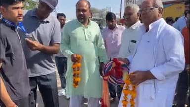 चूरू: राष्ट्रीय प्रतियोगिता में रजत पदक विजेता खिलाड़ी जगदीश रूयल का कलेक्ट्रेट सर्किल के पास किया गया सम्मान