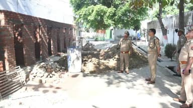 रामपुर: पुलिस अधीक्षक विद्यासागर मिश्र ने पुलिस लाइन में भ्रमण कर निर्माणाधीन आवासीय भवनों व बैरकों का किया निरीक्षण