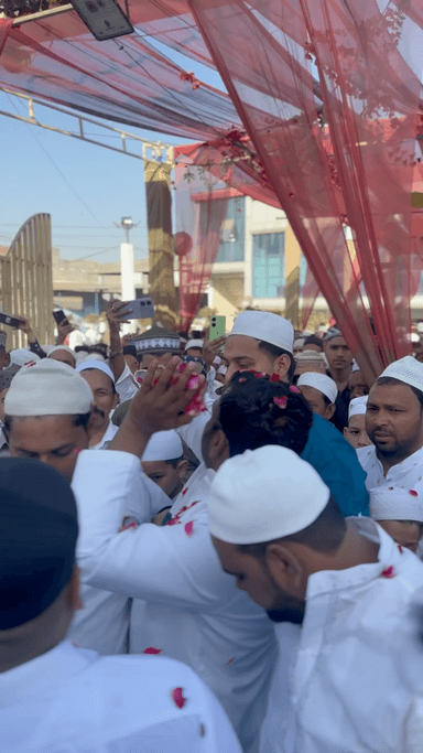 आज ईद के पावन पर्व पर अपने मुस्लिम भाइयों की नवाज़ के बाद ईदगाह पर पहुंचकर नवाज़ियों पर पुष्प वर्षा की और हिंदू मुस्लिम भाईचारा बनाए रखने की अपील की ।