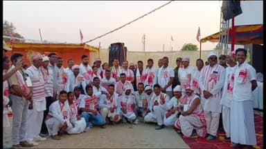 लोहरदगा: कुटमू देशवाली में सरहुल मिलन समारोह, अधिकारियों और ग्रामीणों ने पारंपरिक नृत्य के साथ मनाया त्योहार