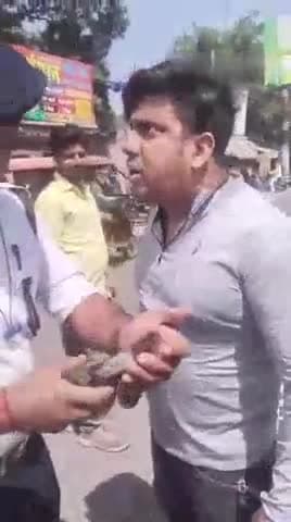 बिजनौर में चौराहे पर जबरन नियमों के विपरीत जा रहे स्कूटर सवार का चालान करने के लिए पुलिस द्वारा फोटो खींचा गया तो युवक ह