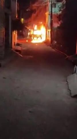 टीकमगढ़: मां लक्ष्मी पैलिस के पास गोदाम में लगी आग, सामान और वाहन जलकर हुए खाक