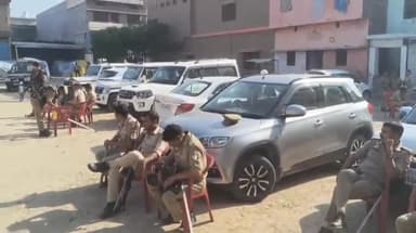 हाटा: बुलडोजर की कार्रवाई से ध्वस्त हाटा स्थित मंदनी मस्जिद के ईदगाह में पढ़ी गई ईद उल फितर की नमाज