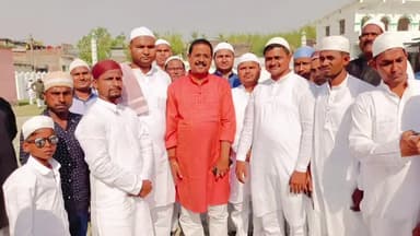 सुपौल: नगर परिषद के मुख्य पार्षद राघवेंद्र झा ने बड़ी ईदगाह में पहुंचकर सभी को गले लगाकर ईद उल फितर की मुबारकबाद दी