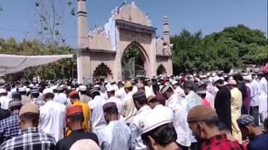 बरेली: किला बाकरगंज स्थित ईदगाह में आज हजारों लोगों ने एक साथ ईद की नमाज अदा की, पुलिस ने दिखाई कड़ी सुरक्षा