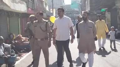 सुल्तानपुर: सुल्तानपुर में अदा की गई ईद-उल-फितर की नमाज, मुल्क की सलामती के लिए उठे हाथ, बच्चे-बूढ़ों ने गले मिलकर कहा ईद मुबारक