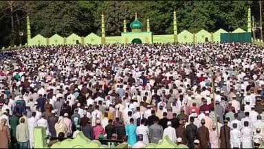 बांसवाड़ा: शहर के राज तालाब स्थित ईदगाह पर नमाज अदा कर मांगी गई अमन-चैन की दुआ, मुस्लिम समाज के लोगों ने एक-दूसरे को दी बधाई