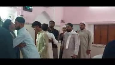 सिराथू: दारानगर शिया जामा मस्जिद में ईद नमाज़ के बाद गले मिलकर दी गई मुबारकबाद, सफाई कर्मचारियों को भी मिला सम्मान