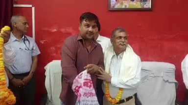 सुल्तानपुर: सेवानिवृत हुए मेडिकल कॉलेज के मुख्य चिकित्सा अधीक्षक एस.के. गोयल, शुभचिंतकों ने दी विदाई