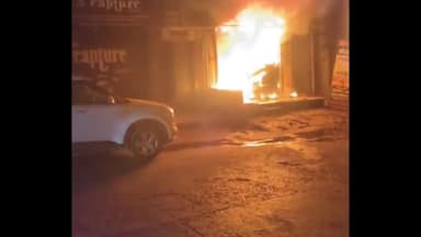 इंदौर: गुमास्ता नगर में गिफ्ट व कलर प्रिंटिंग की दुकान में लगी आग, लाखों का सामान जलकर हुआ ख़ाक