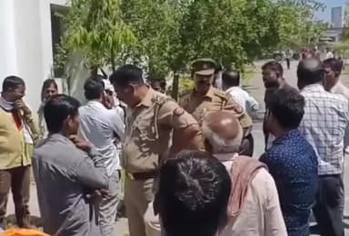 बिल्हौर: चौबेपुर में एंबुलेंस के ड्राइवर की मौत पर परिजनों ने अस्पताल के बाहर शव रखकर मुआवजे की मांग की