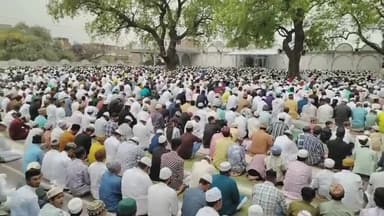 मुस्लिम समाज ने रमजान के पवित्र महीने के समापन के बाद ईद-उल-फितर का त्योहार हर्षोल्लास के साथ मनाया