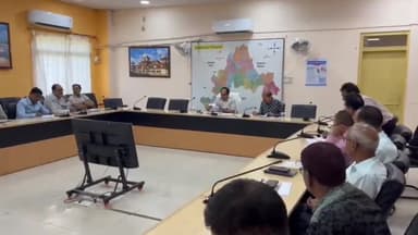 झालरापाटन: झालावाड़ के मिनी सचिवालय में जिला कलक्टर अजय सिंह राठौड़ की अध्यक्षता में साप्ताहिक समीक्षा बैठक सम्पन्न हुई