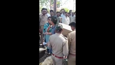 झांसी: मेडिकल कॉलेज के पास शराब की दुकान पर विवाद, पुलिस के सामने महिला ने युवक को जड़ा थप्पड़