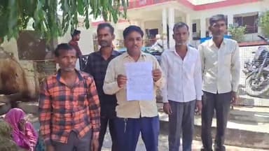 झांसी: एवनी के एक ही परिवार के पांच भाइयों ने लेखपाल के बदले जाने और मुकदमा निरस्त करने को लेकर DM से की शिकायत